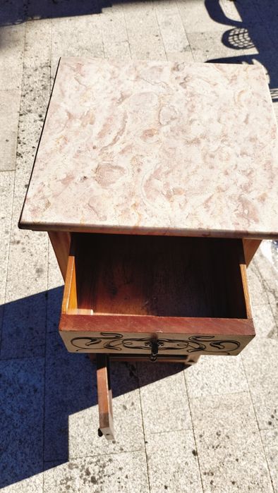 Mesinha de cabeceira antiga