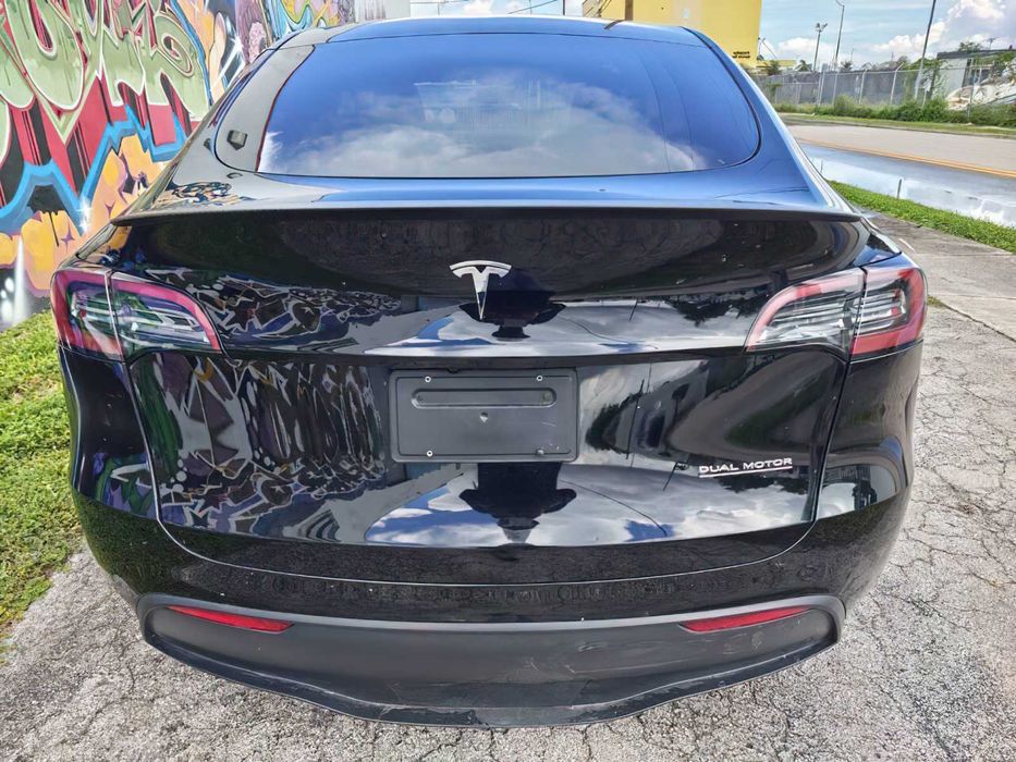 Tesla Model Y      2024