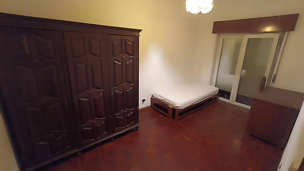 Aluga-se quarto com varanda