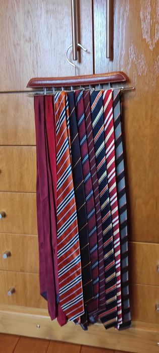 12 gravatas em tons de encarnado ou laranja, lisas ou às riscas