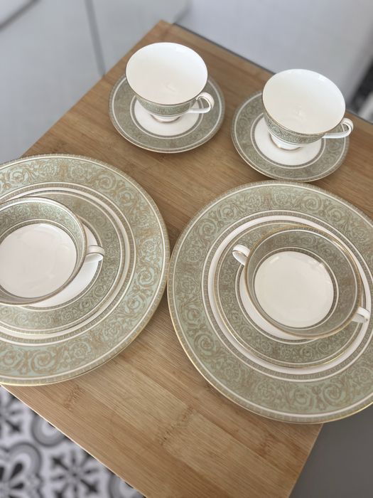 Serviço de Jantar e Chá em Porcelana Fina com Detalhes Dourados