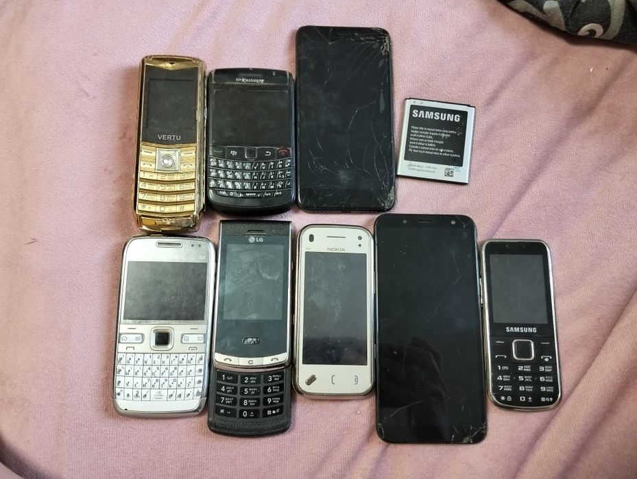 Старі телефони,не робочі.