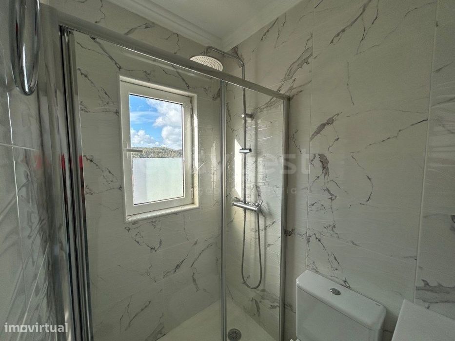 Apartamento T1+1, versátil, com vista desafogada em Campo de Ouriqu...