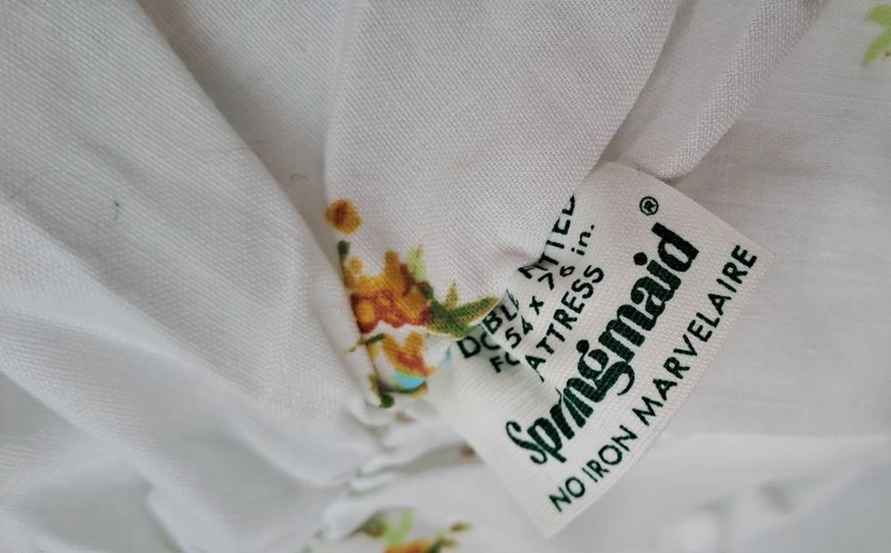 Conjunto/jogo de lençóis Novos
Tem um pequeno defeito como se ve na fo