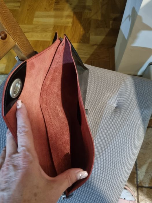 Torebka Batycki skórzana kopertówka czarna z czerwoną lamówką