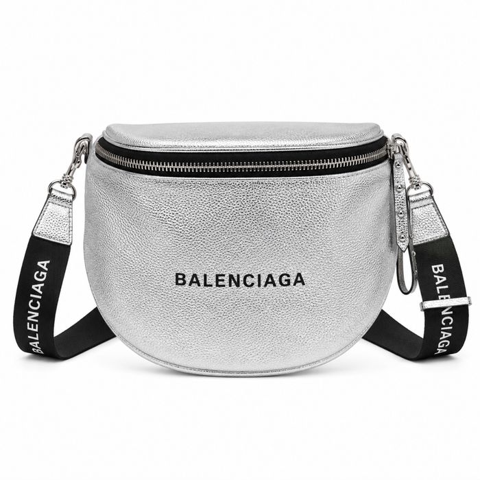srebrna saszetka w stylu balenciaga