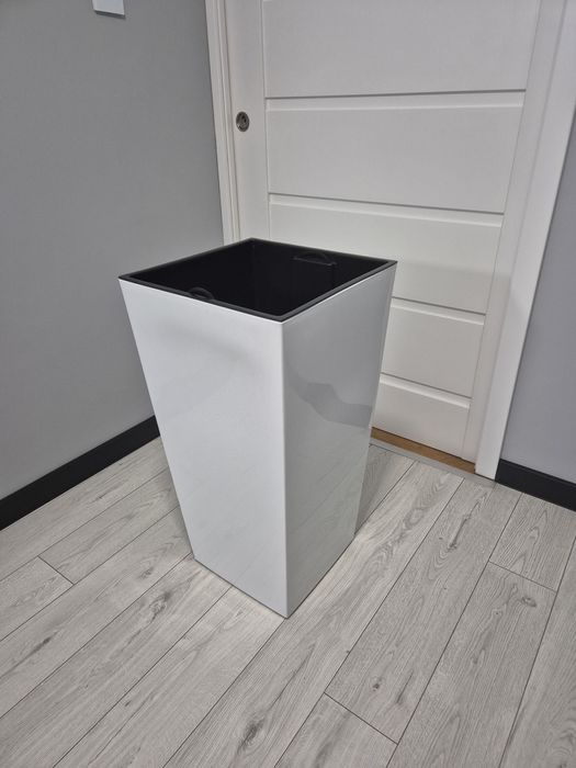 Doniczka biała połysk z wkładem