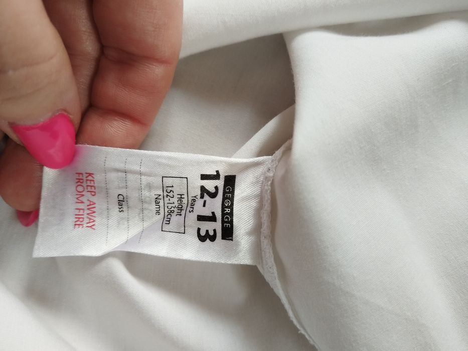 Biała koszula chłopięca.