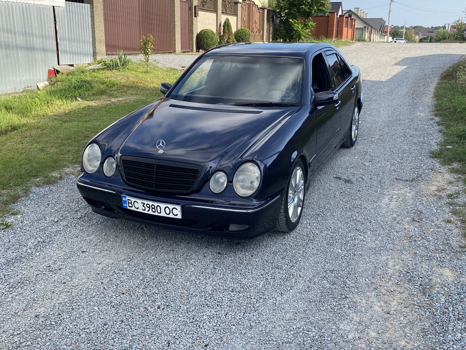 Мерседес Бенс Е210.