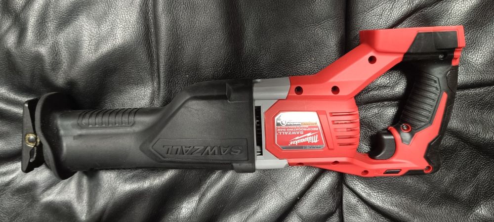 Шабельна пила Milwaukee M18 Sawzall