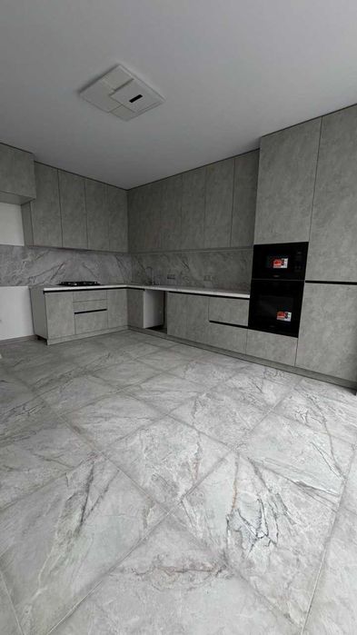 Продаю 2кімнатну квартиру в центрі біля Парку Шевченка. 61м2