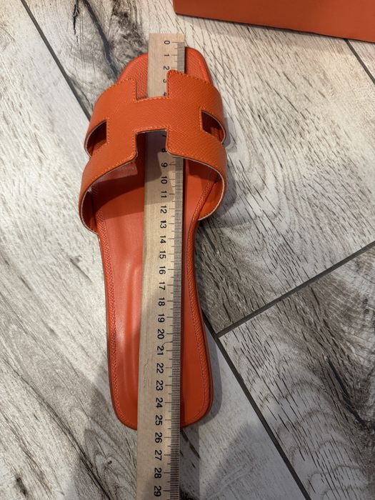 Помаранчеві шльопанці Hermes
