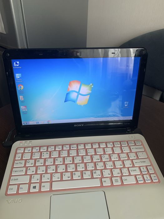 Ноутбук  Sony VAIO SVE1111M1RW