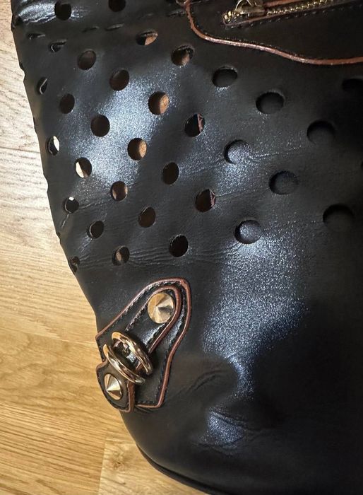 Чорна сумка жіноча з перфорацією