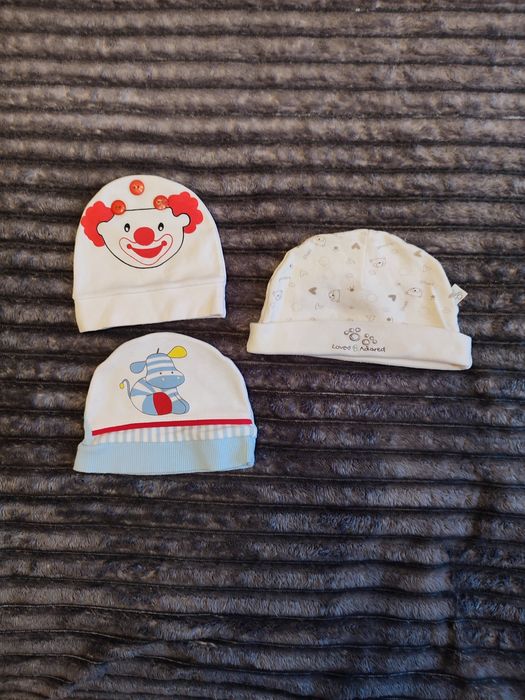 Шапочки , царапкі, кофточкі.