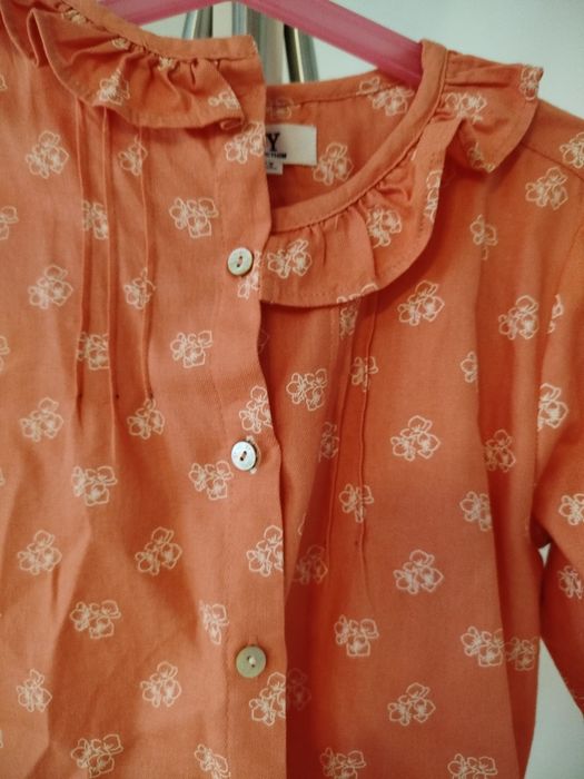 Camisa laranja menina