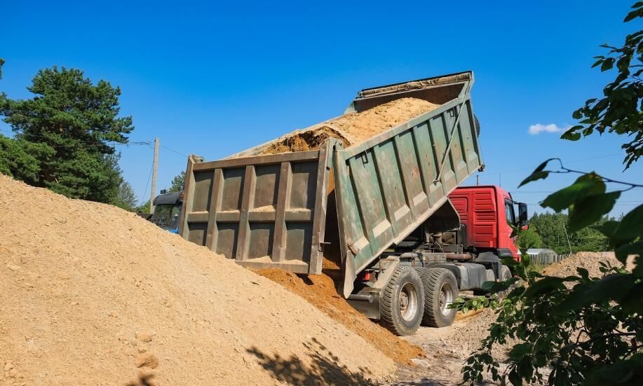 Transport, sprzedaż materiałów sypkich - piasek, ziemia, tłuczeń,piach