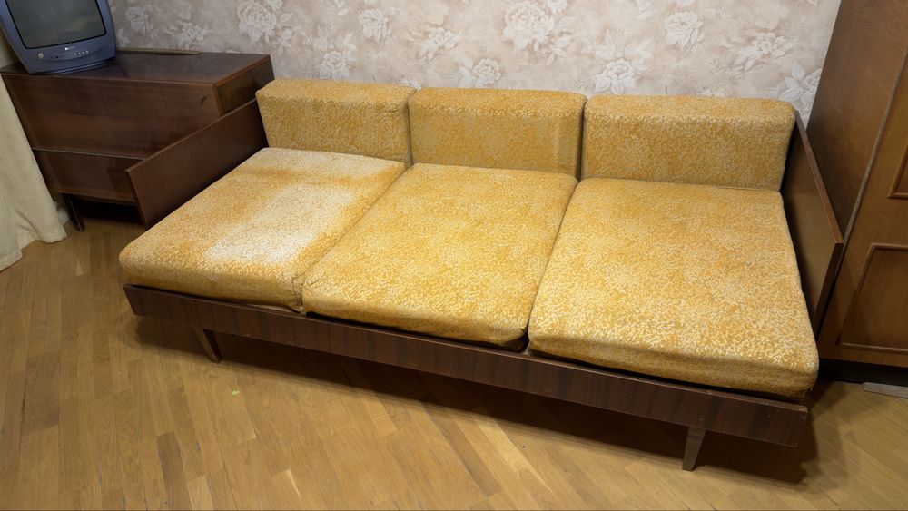 Меблі шкаи, софа, телевізор