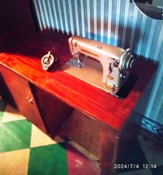 Швейная машинка Подольск + стол ,ящики итд ножной и ручной привод