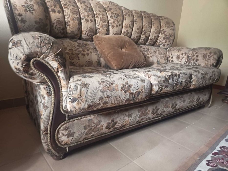 Sofá com cama/divã de casal com colchão usado mas em bom estado de utilização