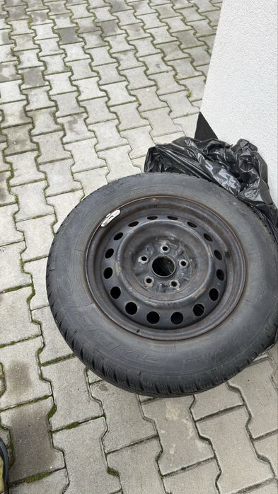 Opony zimowe i felgi stalowe toyota auris . 4 sztuki