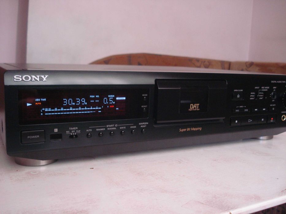 Дека ДАТ "Sony" DTC-ZE700, DTC-670