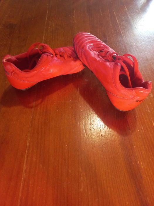 Chuteiras Futebol Kipsta 31 + Caneleiras Kipsta