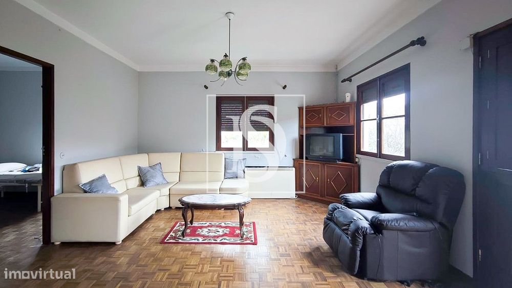 Moradia T3 para remodelar com 1.700 metros de terreno