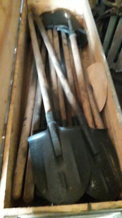 Лопати з держаками
