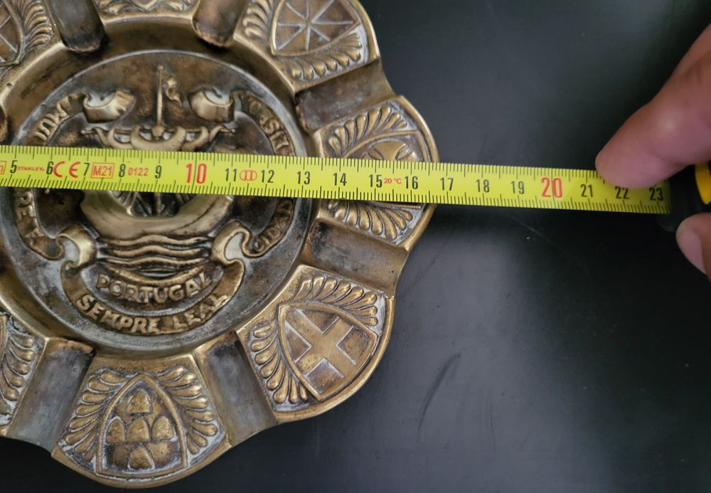 Cinzeiro em bronze com o brasão da Cidade de Lisboa