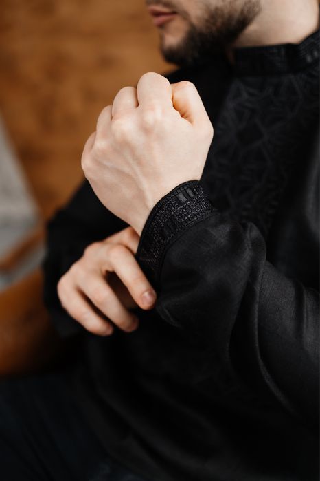 Чорна лляна чоловіча вишиванка