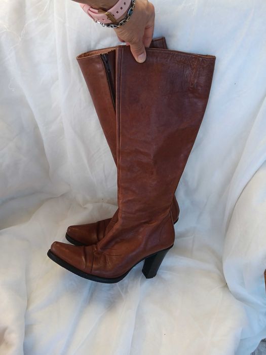 Botas salto e cano alto em pele da Ana Sousa