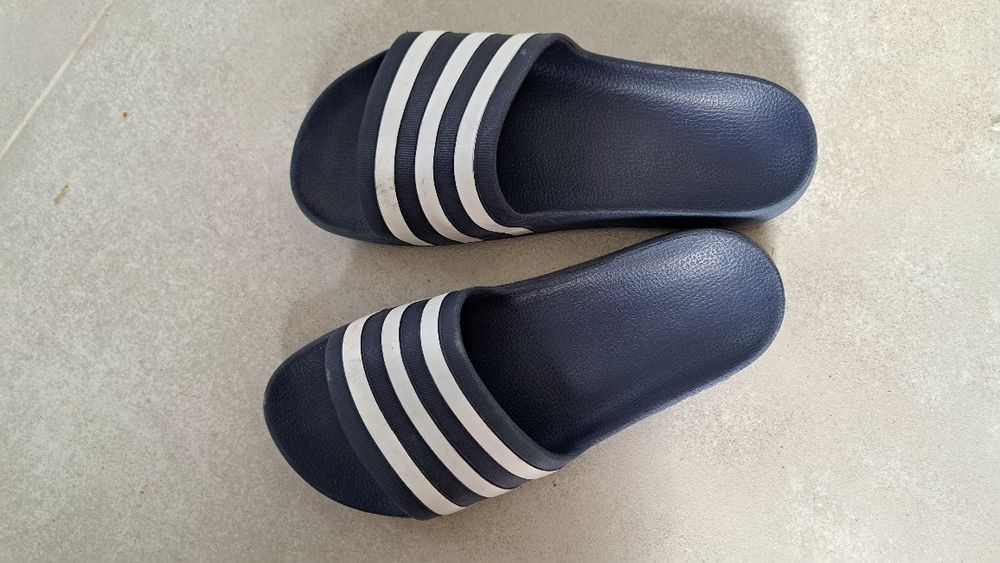 Klapki adidas granatowe 37