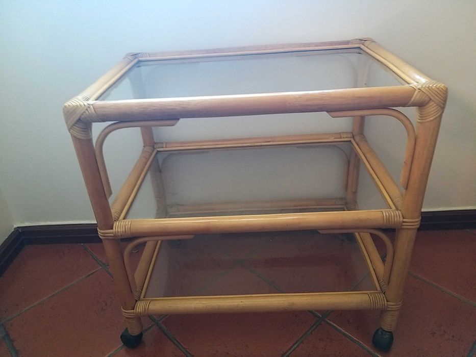 Mesa de centro em bambu com rodas