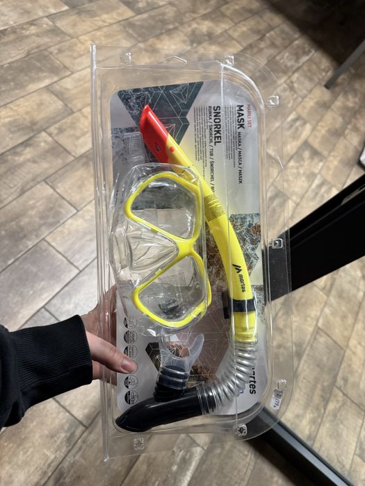 Żółta maska do nurkowania