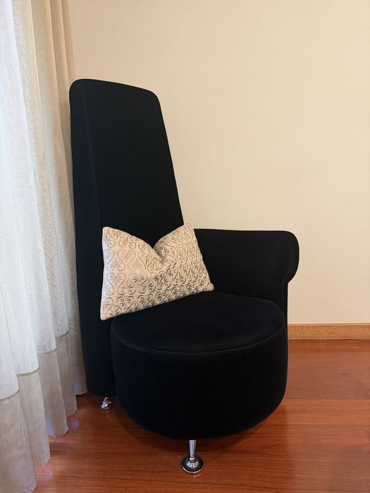 Cadeirão de veludo preto