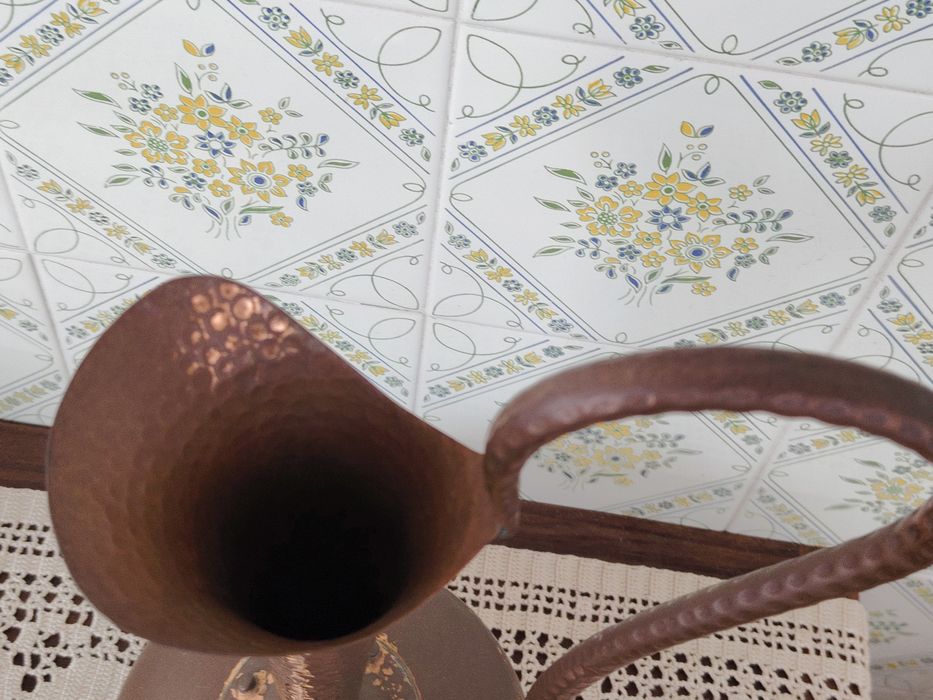 Jarra com Pega em Cobre Martelado