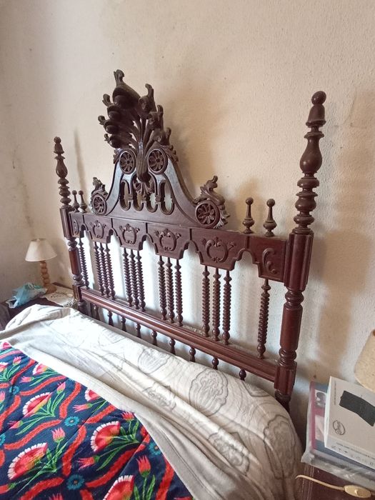 Cama casal madeira maciça estilo antigo