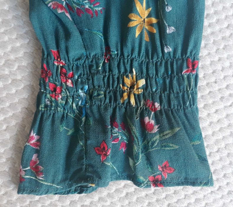 Vestido verde da Mango, com flores