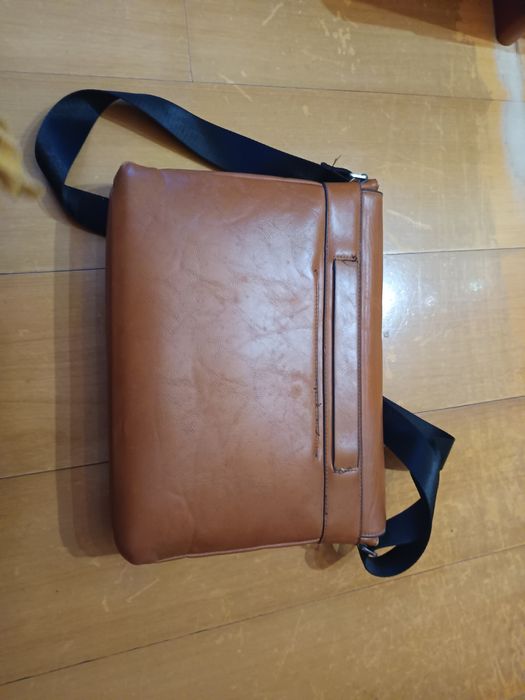 Vendo a  nova mala castanha preta para trabalho bom estado