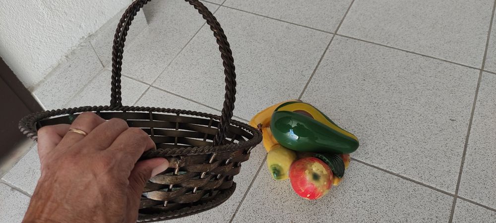Cesta em metal com frutos em cerâmica