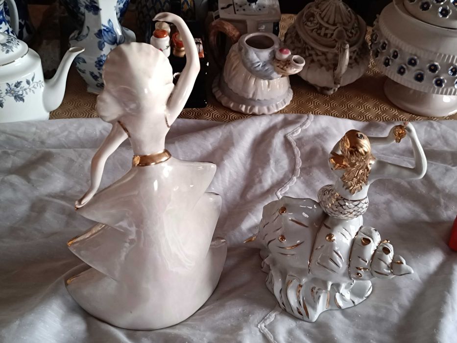 2 Estatuetas femininas vintage lindíssimas