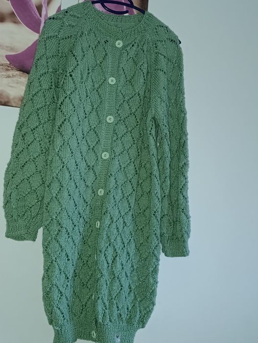 Długi sweter rozpinany ażurowy