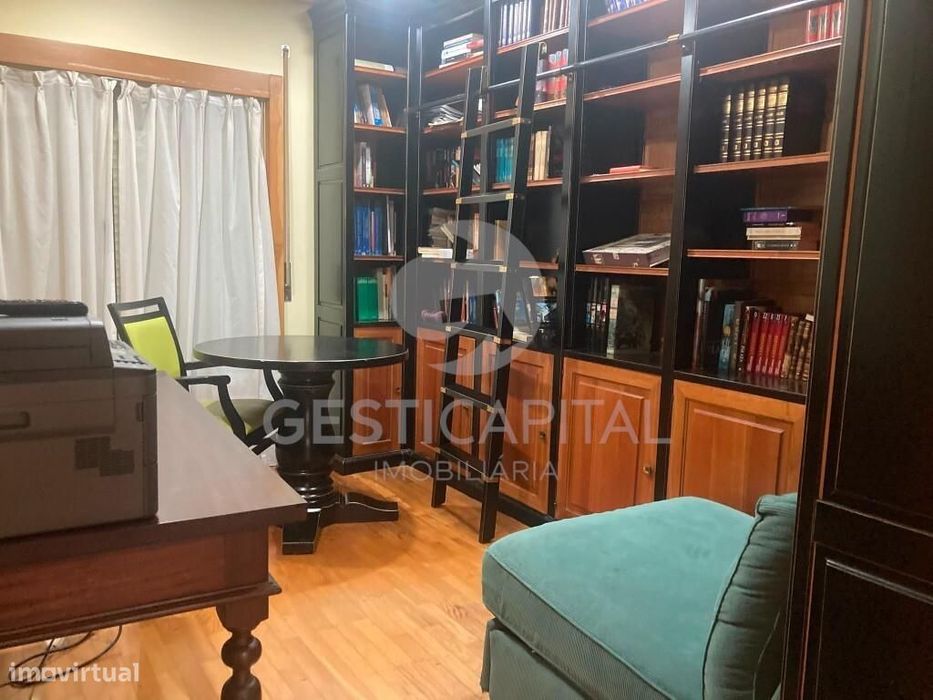 Apartamento T3 com Suite, 2 Varandas e Garagem para 2 Carros  em linha