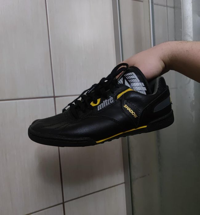 Męskie 38 buty sportowe typu halówki marki Mitre, model Shadow. Kolory