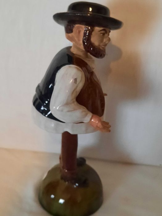 Zé Povinho figura de movimento em faiança das Caldas