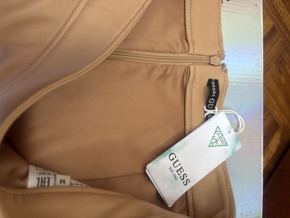 Saia pele nude Guess forrada com plissado