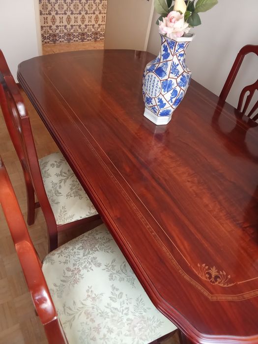 Sala de jantar ,mesa com 4 cadeiras e móvel com muita arrumação