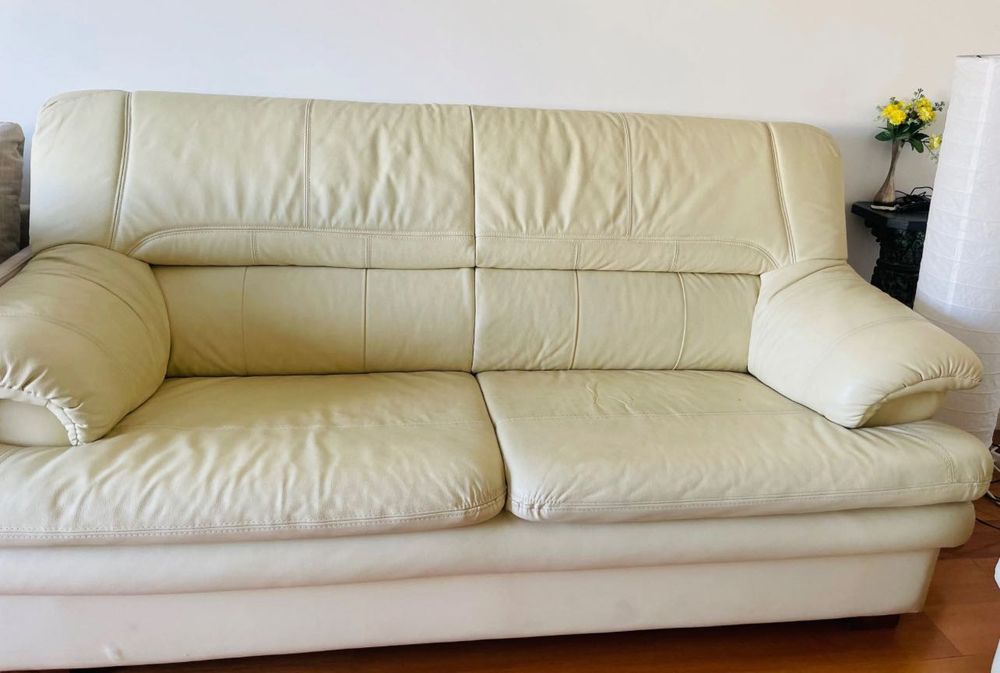 Sofas  de  dois lugares  ou tres.