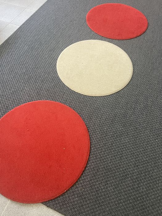 Tapetes ikea vermelhos e branco